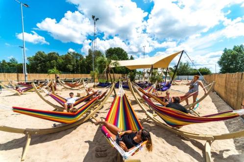 uit verhuur van tomorrowland: houten staander + braziliaanse hangmat