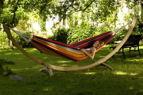 uit verhuur van tomorrowland: houten staander + braziliaanse hangmat